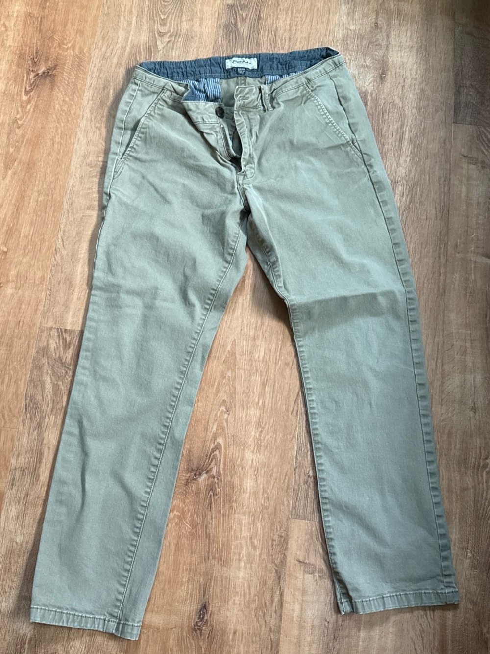 Classic Casual Chino Pants in khaki Green